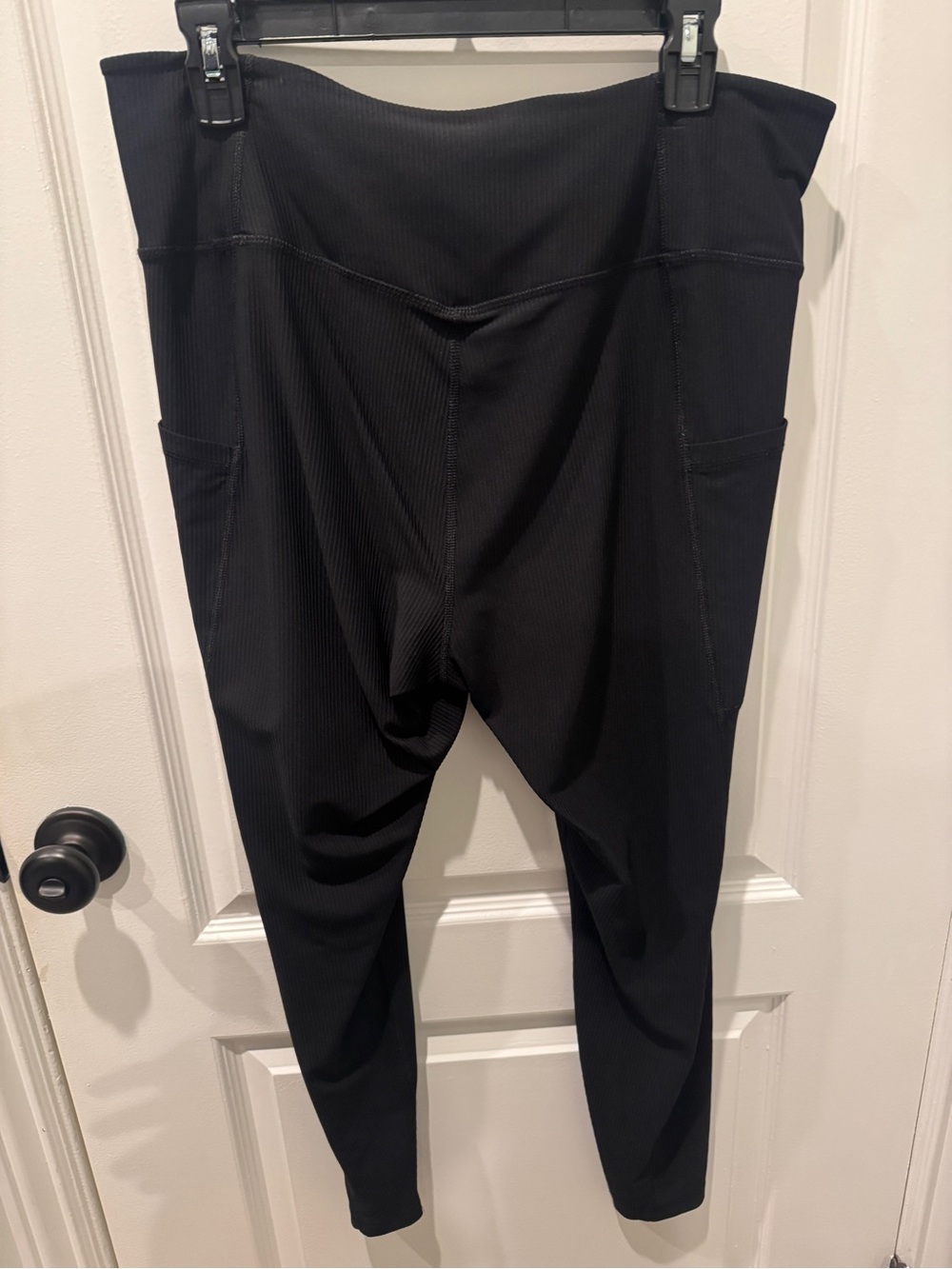 Old Navy Black High-Rise Leggings with Side Pockets - Picture 4 of 4
